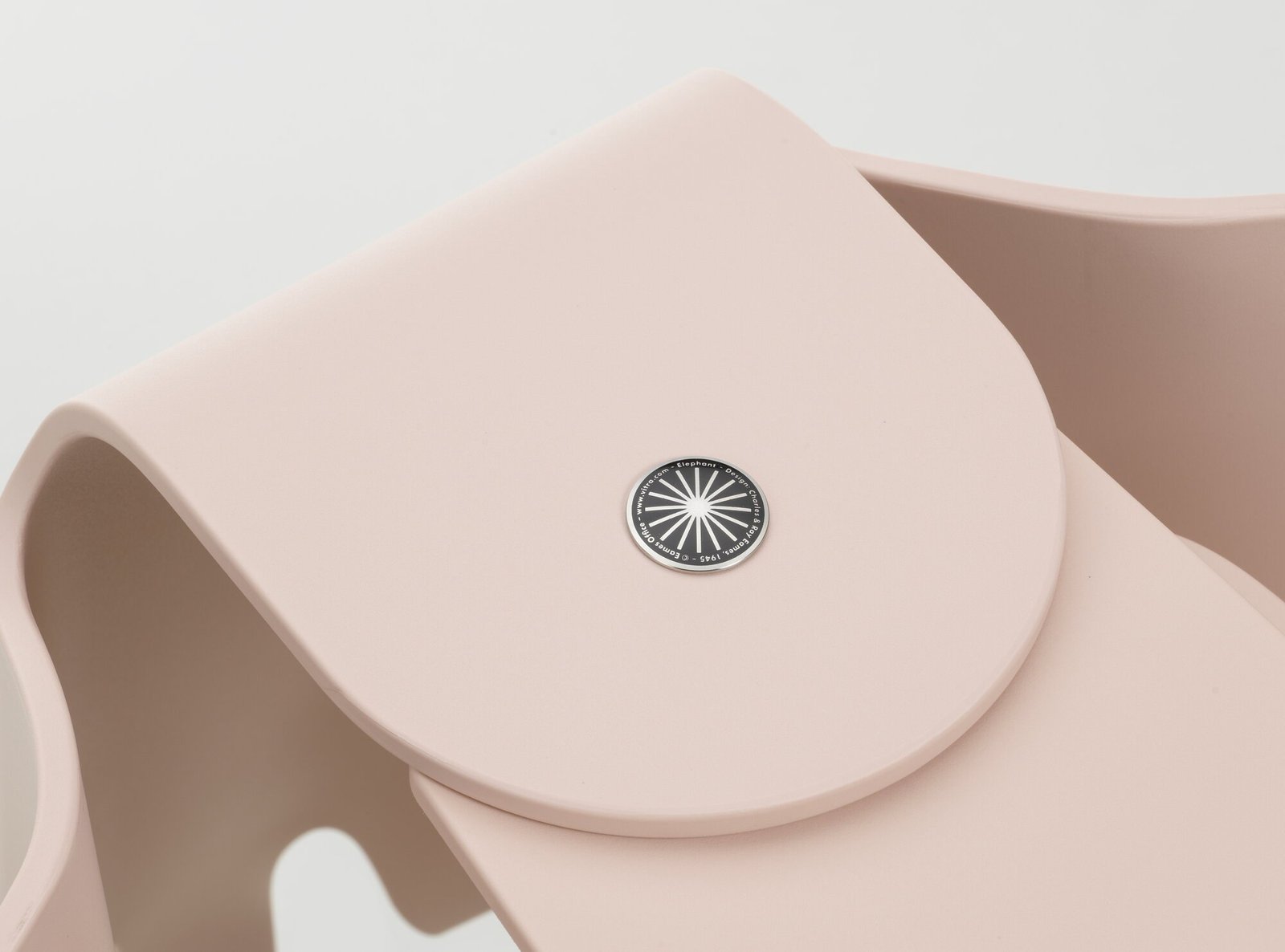 Vitra Eames Elephant Pale Rose recycelt