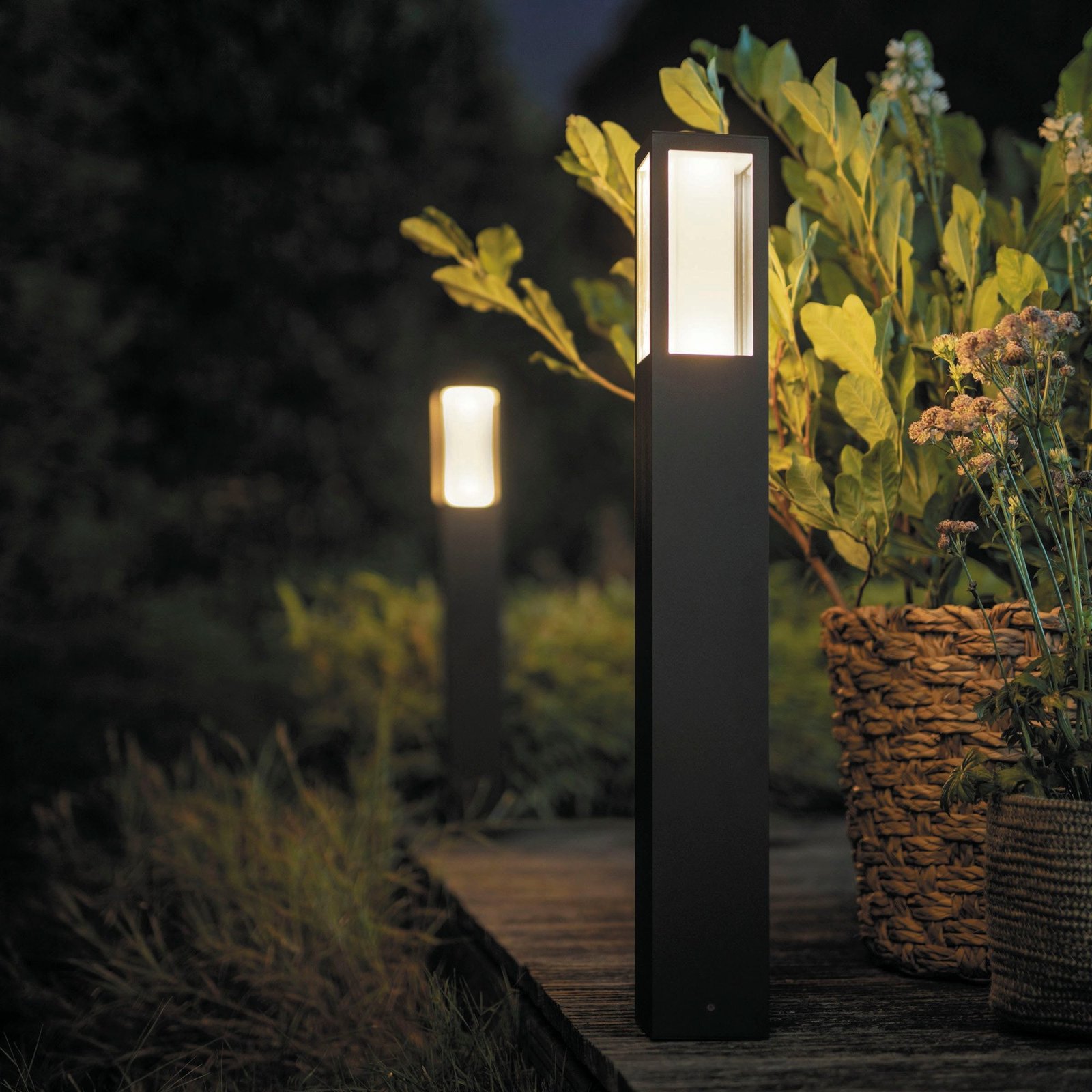 Philips Hue Impress Outdoor Wegeleuchte schwarz White and Color Ambiance 77 cm